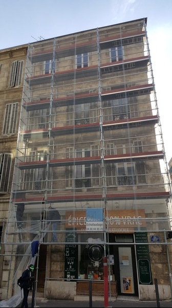 INSTALLATION D'UN ÉCHAFAUDAGE À MARSEILLE 13006 POUR UNE RÉNOVATION DE FAÇADE