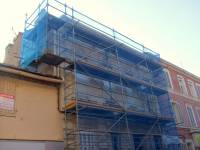 Installation d'échafaudages sans appui sur toiture voisine à l'Estaque