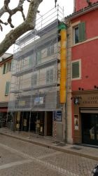Installation d'un échafaudage CASSIS 13260 pour une rénovation de façade et toiture