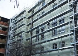 INSTALLATION D'UN ÉCHAFAUDAGE  POUR UNE RÉNOVATION DE FAÇADE 13007 MARSEILLE
