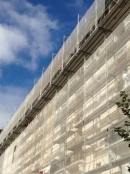 Installation d'un échafaudage pour une rénovation d'un immeuble à Marseille 13009